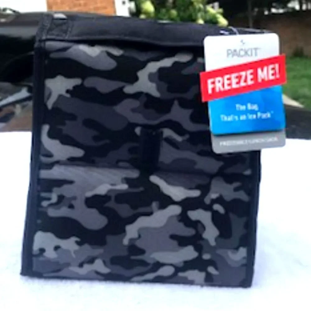 {2} Freezable Lunch Bags w/ Gel-Lined Walls & Zip Closure . Freezes Overnight